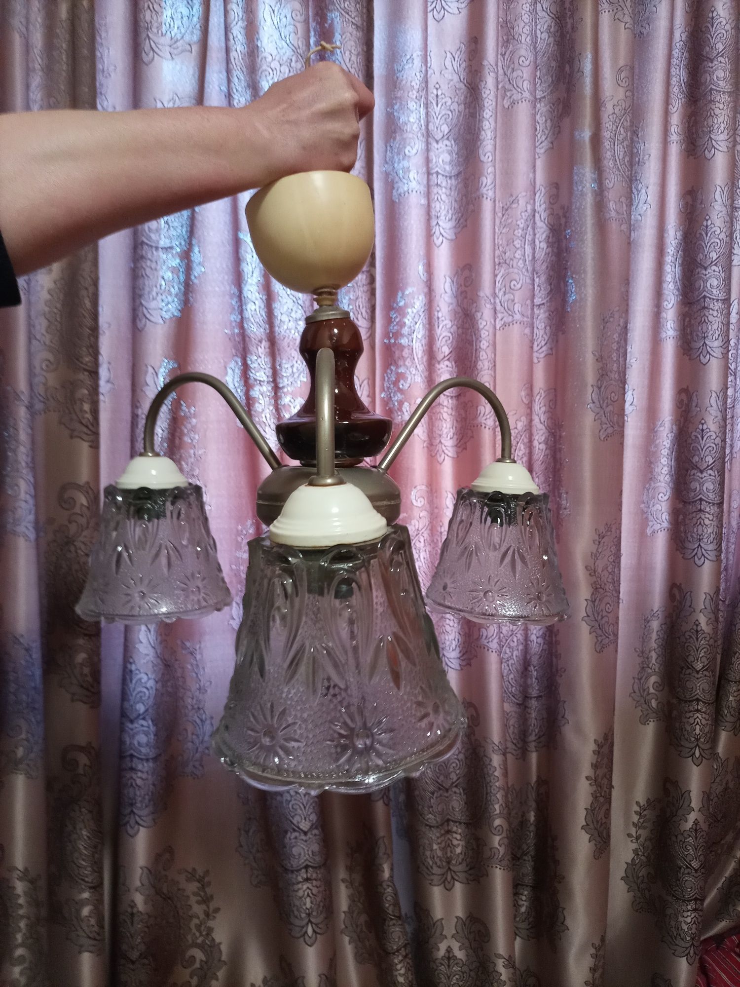 Продаются люстры