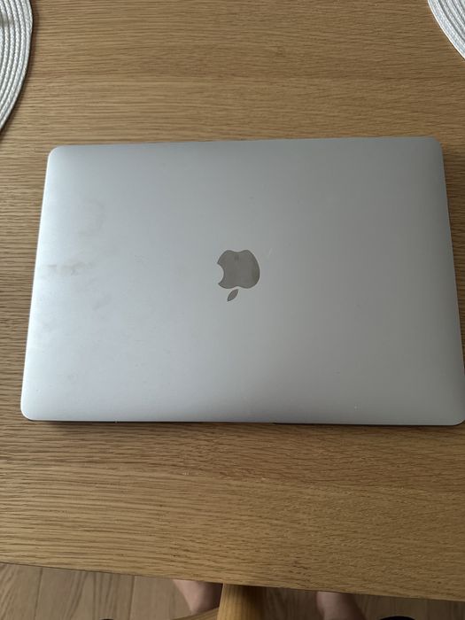 Macbook Air M1 256gb ssd, 8g RAM, 8 GPU