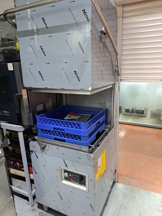 Промышленная посудомоечная машина