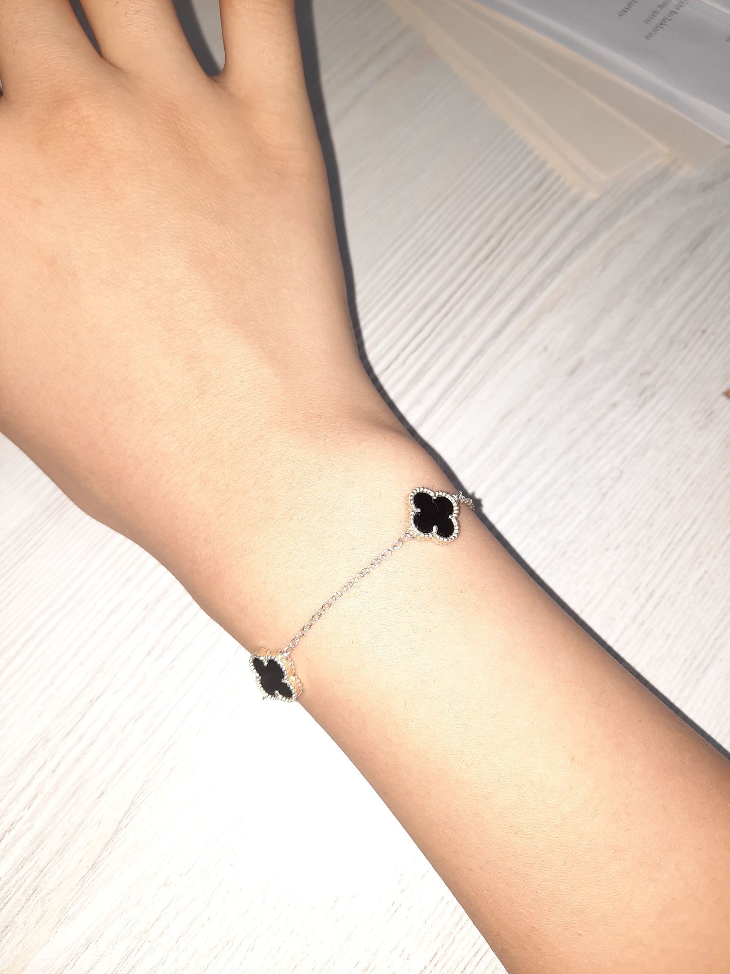van cleef braslet kumush, tilla yugurtirilgan