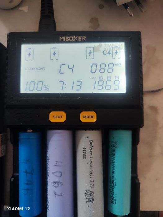 Универсално зарядно устройство Miboxer c4