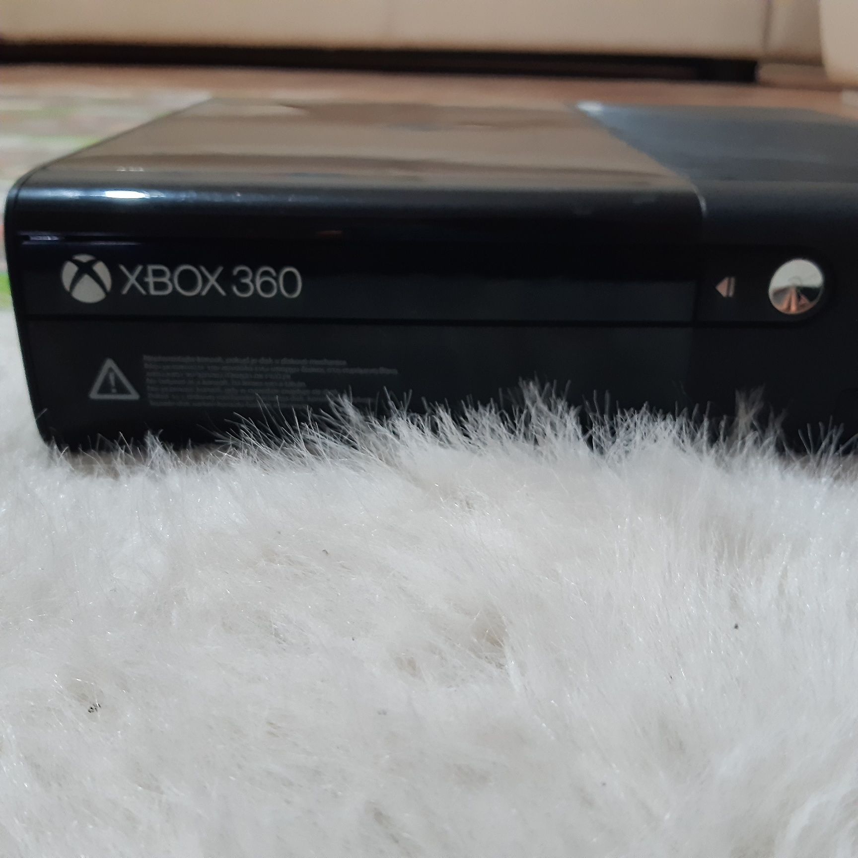 Xbox 360 , vine însoțit de 1 controler negru, cablul de alimentare și