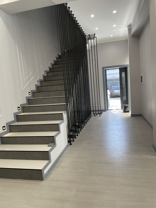 Продается в Юнусабадском р-не (за Хокимиатом) 3-уров.евродом на 3 сот.