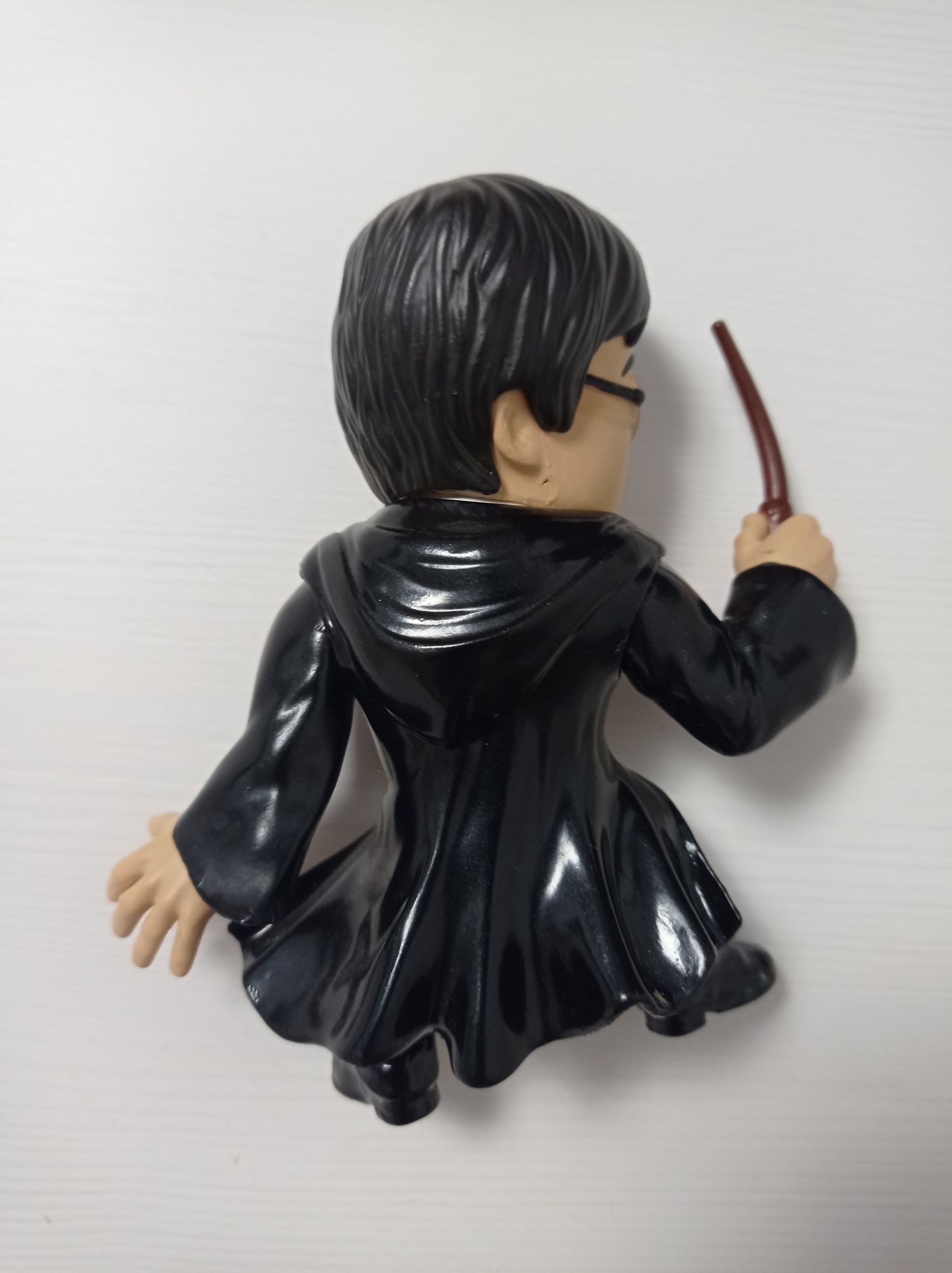 Bagheta si figurina Harry Potter