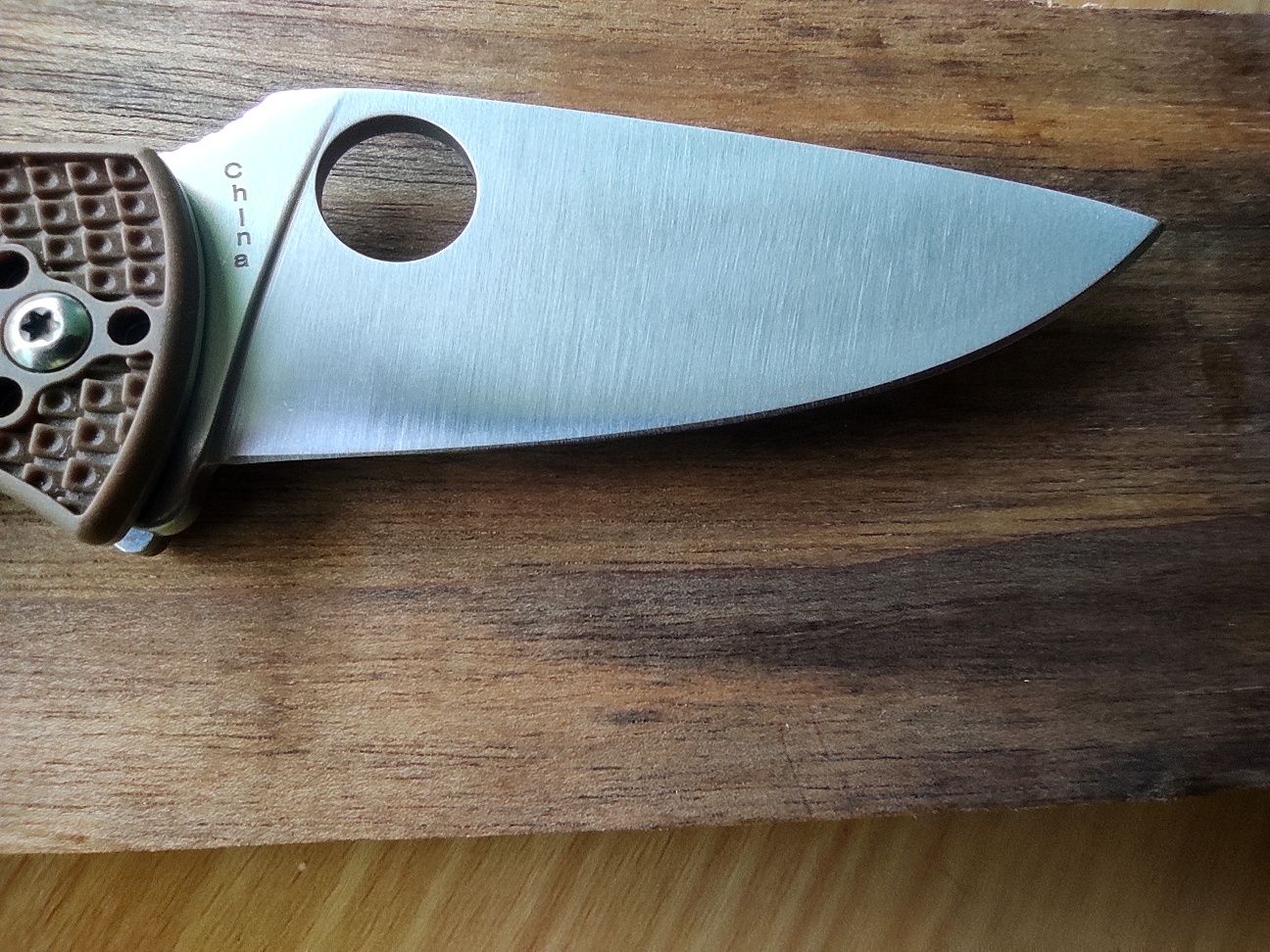 Сгъваем нож, който е КАТО Spyderco Tenacious FRN