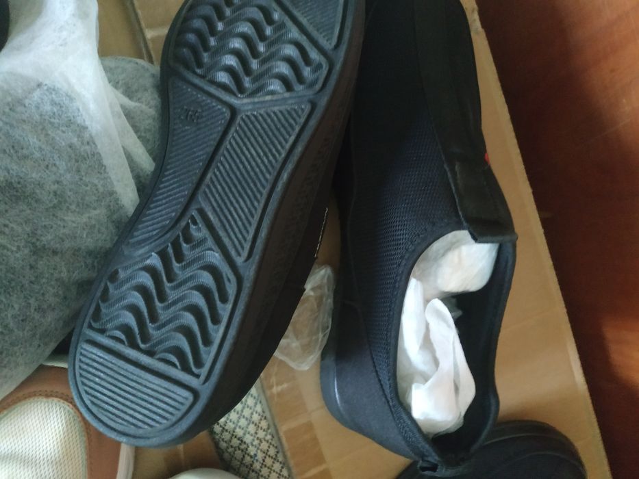 Янги, қора мехли оёқ кийимлар.