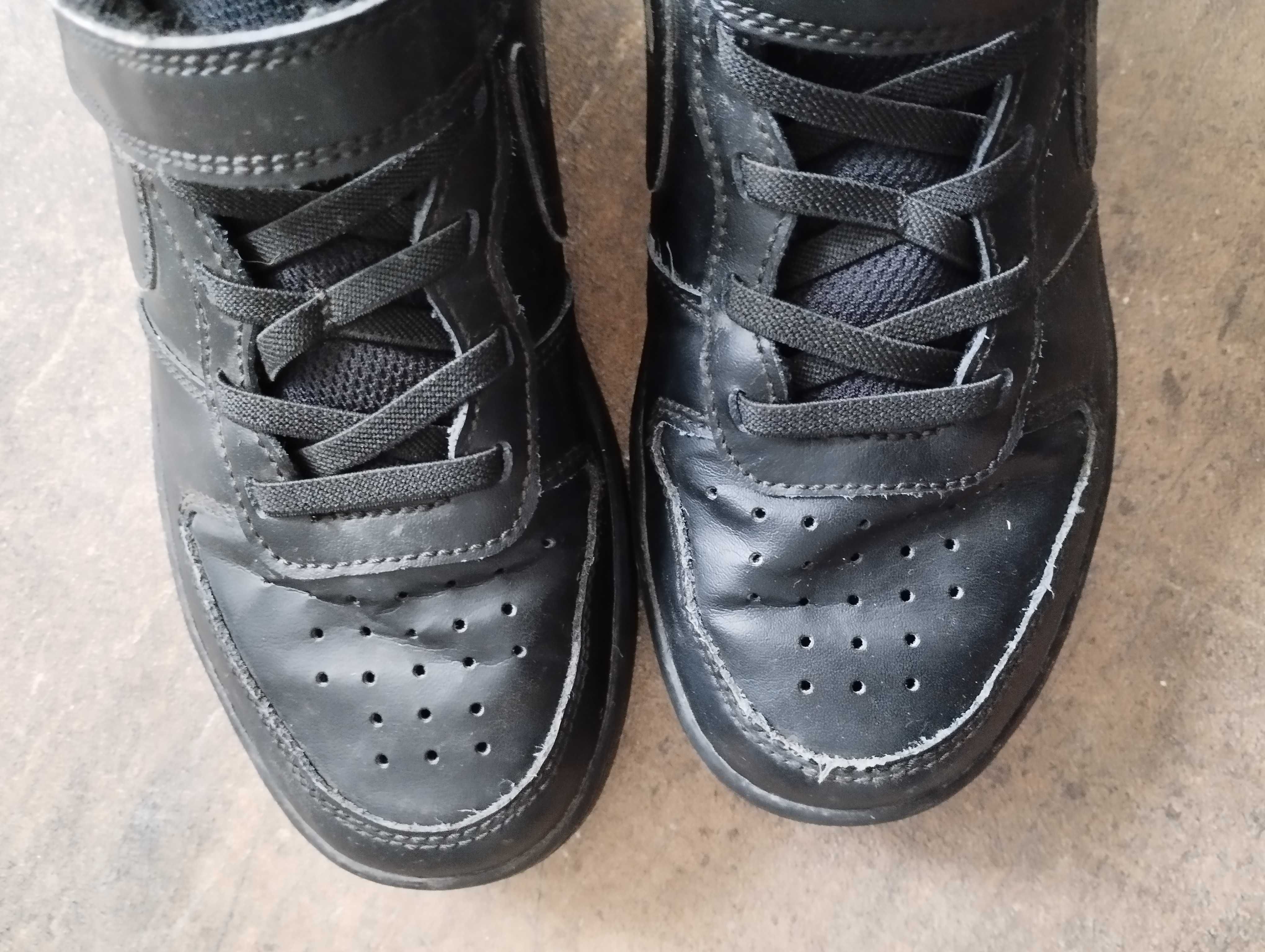 Два чифта Nike номер 33.