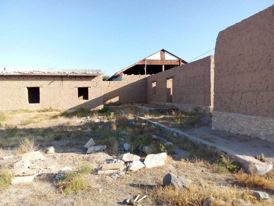 Hovli sotiladi srochna