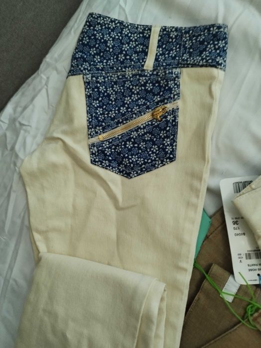 Blugi dama și bărbat fără a fi purtate sunt noi