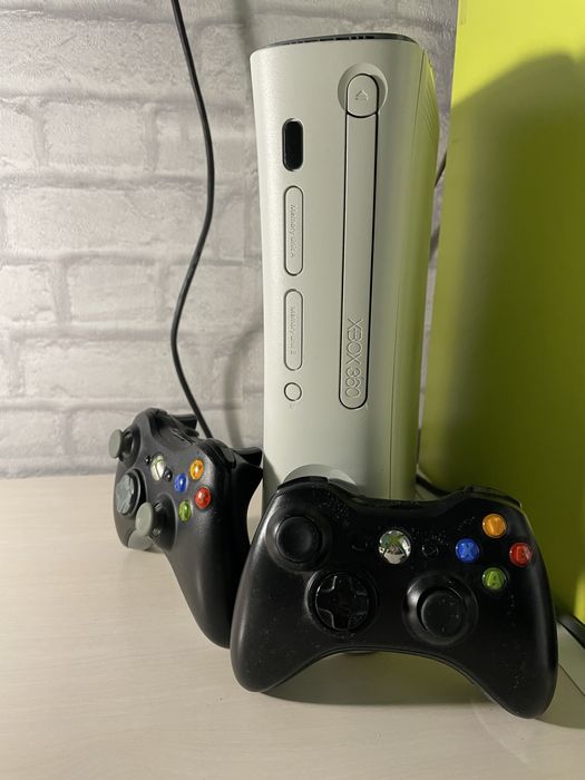 Xbox 360 с 2 джойстика