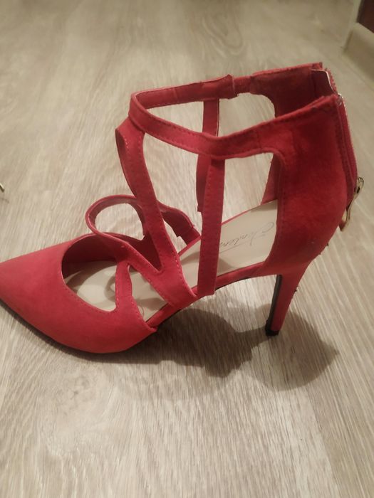 Продавам обувки 39 и 38 номер