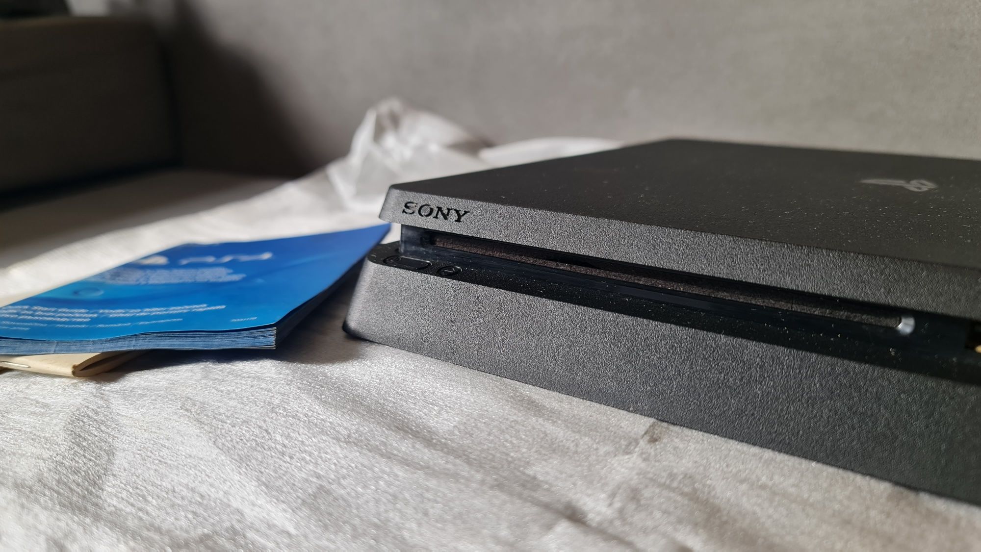 Playstation 4 Slim 1 TB+ 2 джойстика+ 8игри