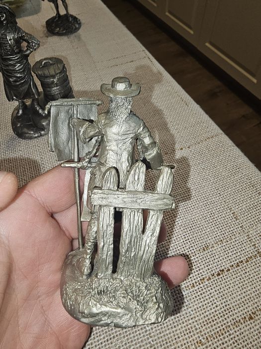 Statui metalice vechi.