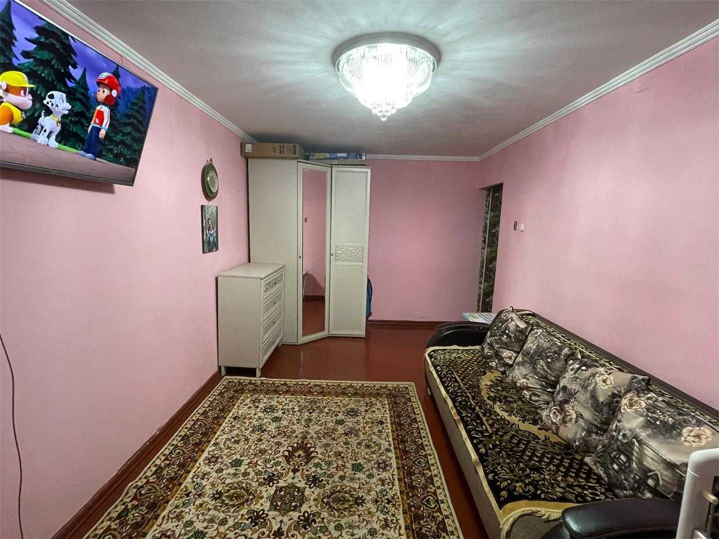 Продам 2 комн на 16мкр  средний этаж