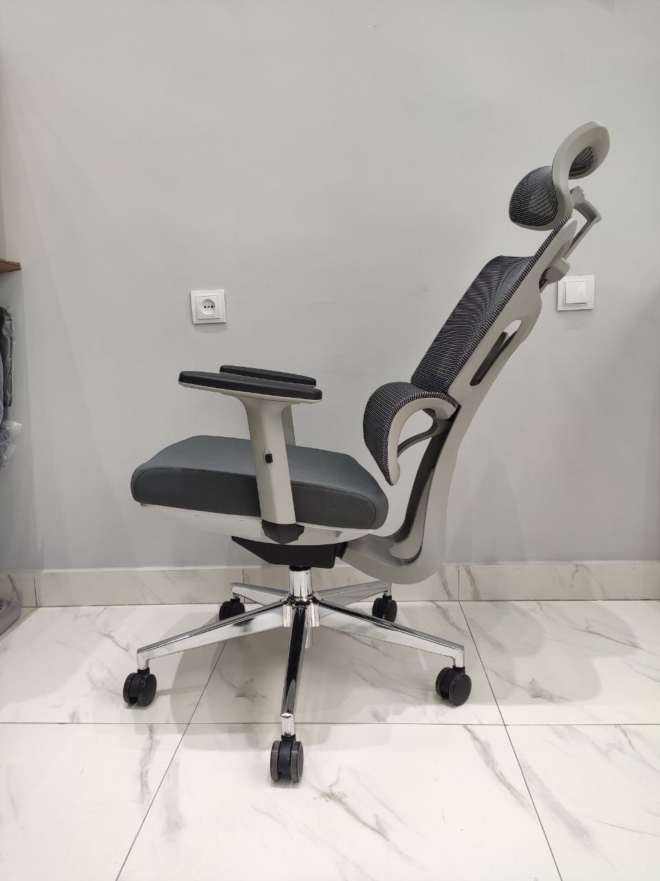 Офисные сеточные кресло для руководителя модель HB gray