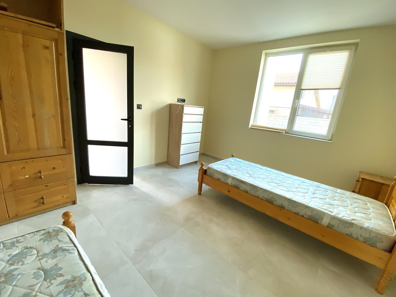 Дава се под наем Къща в с. Волуяк, Област София-град - 240 кв.м за 918 € - Снимка #3
