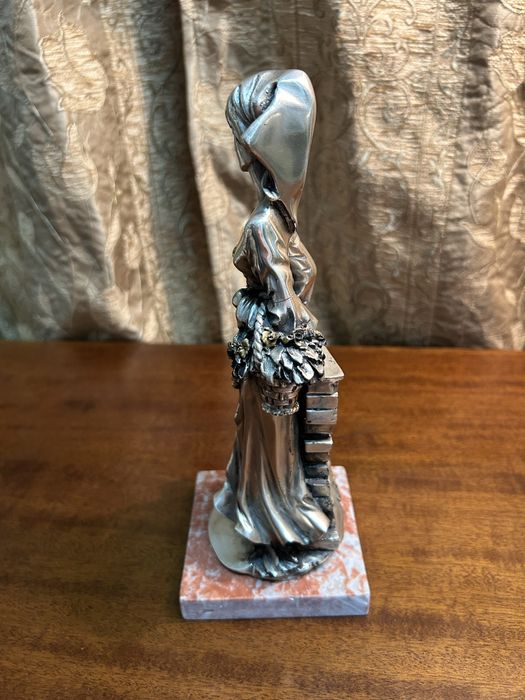 Îndragostiții, personaje realizate cu tabla de argint