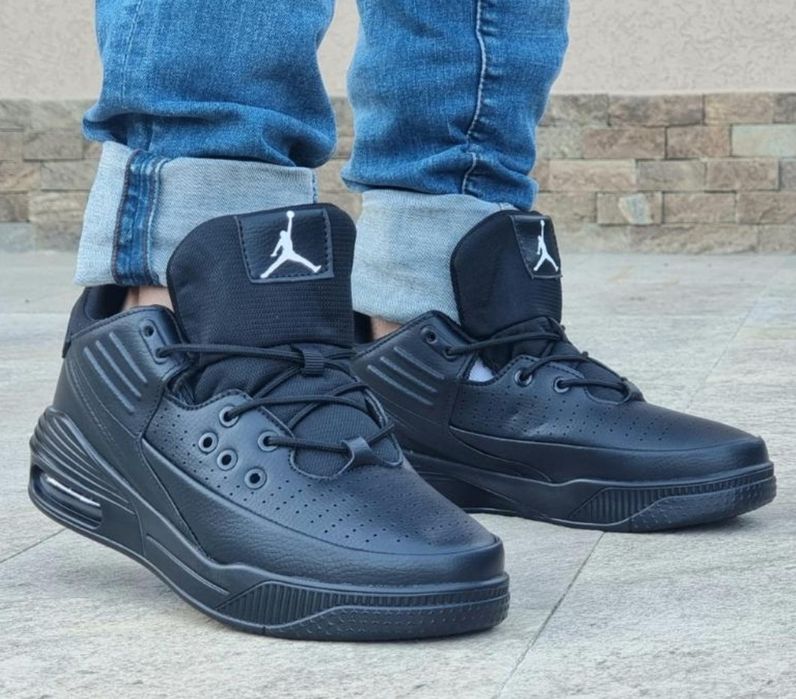 Vând Jordan 3 negri