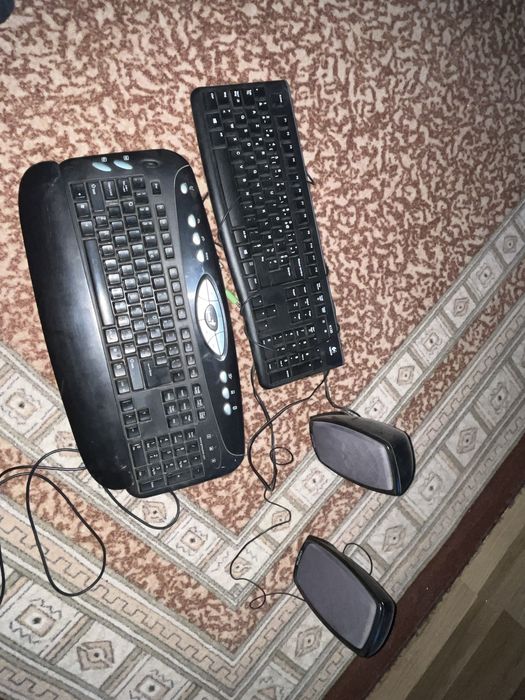 2бр Работещи клавиатури и 2бр тон колони