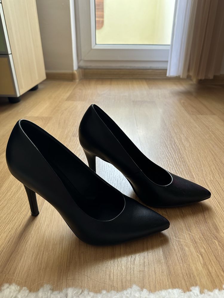 Черни кожени обувки на висок ток