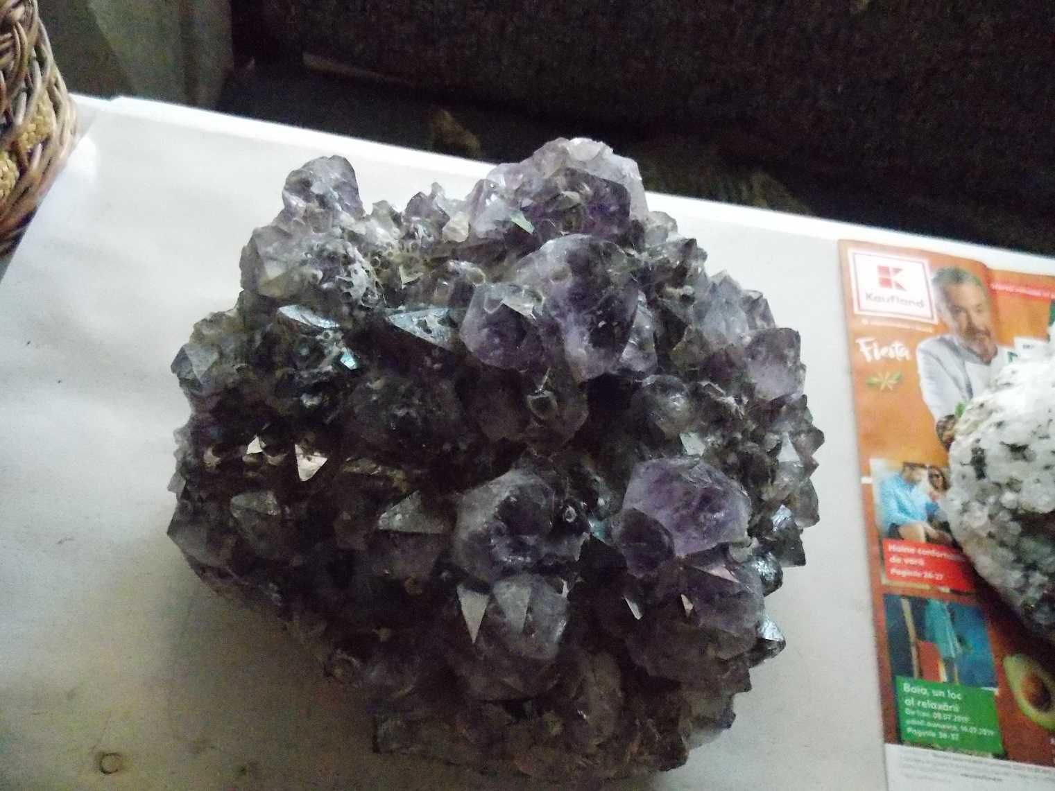 fragment geoda cristale cuart violet ametist pe suport verde,ramburs