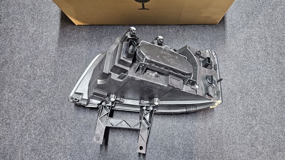 Far dreapta nou original Volkswagen Transporter T5

Cod Oe: 7H1 941 01