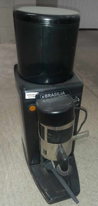 Продавам професионална кафемелачка Brasilia
