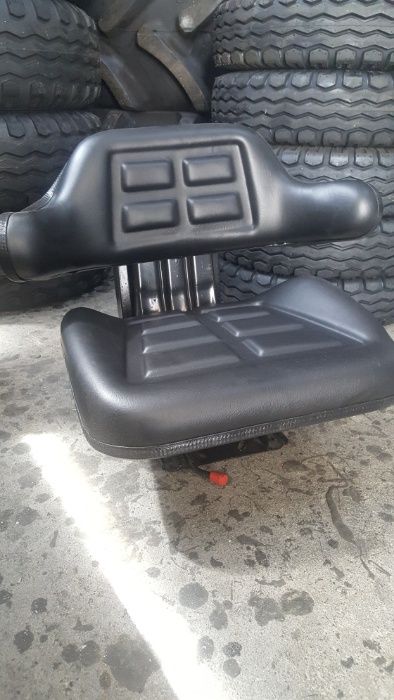 Oferta la scaune noi de tractor scaun cu talpa universala livram rapid