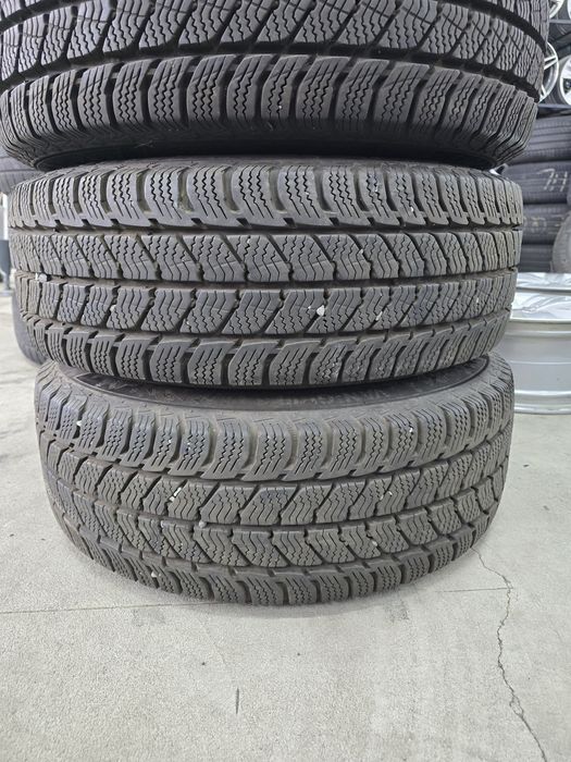 4 Броя Бусови Гуми 215/65/16C Semperit 2x9,5mm 2x9mm 22dot