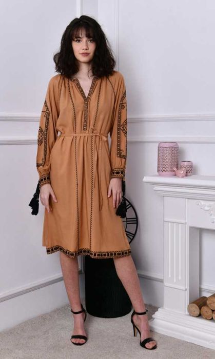 Rochie lunga, culoarea maro, cu broderie si ciucuri
