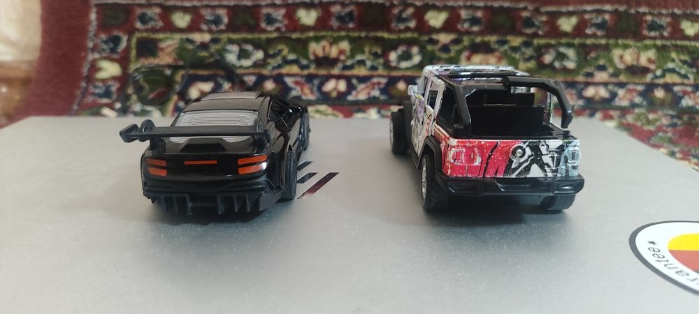 Продам машинки железные.