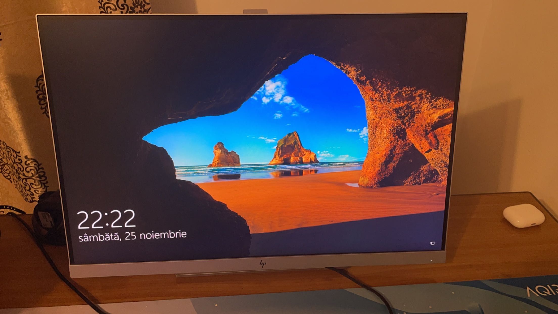 Vând Monitor Led HP Elite Display, Full HD, Display Port, HDMI, VGA.