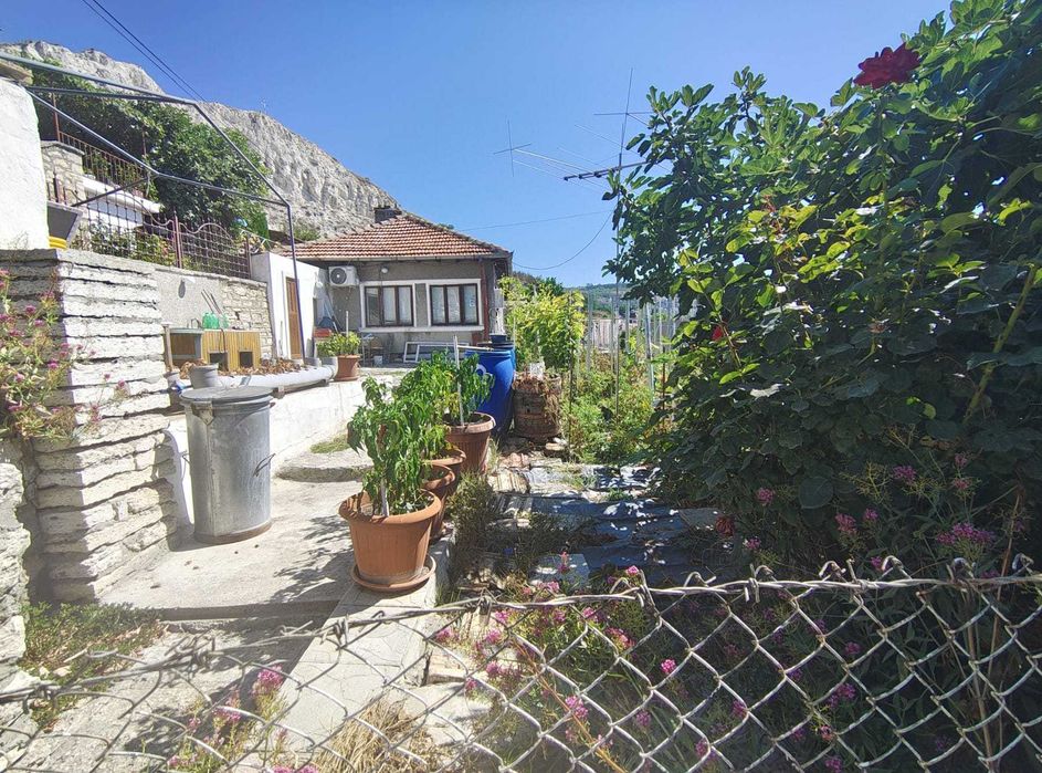 Продавам 1/2 реална част от къща в централната част на гр. Балчик.