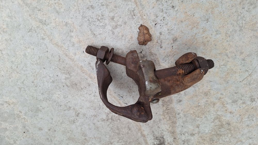 Продавам тръби за скеле и жабки