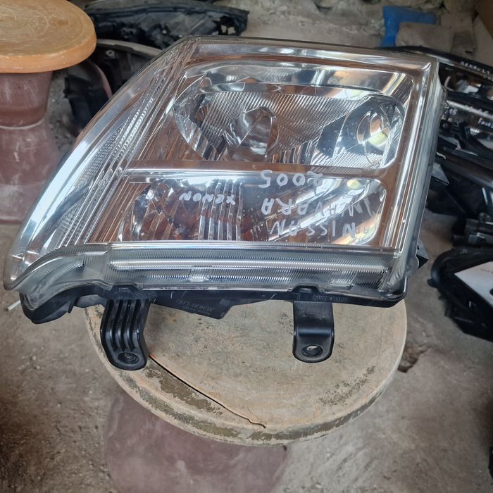 Nissan Navara xenon 2004-2010 ляв фар