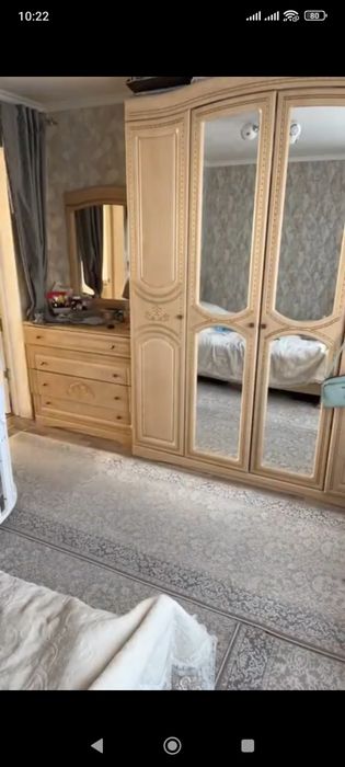 Продается спальный гарнитур и сервант