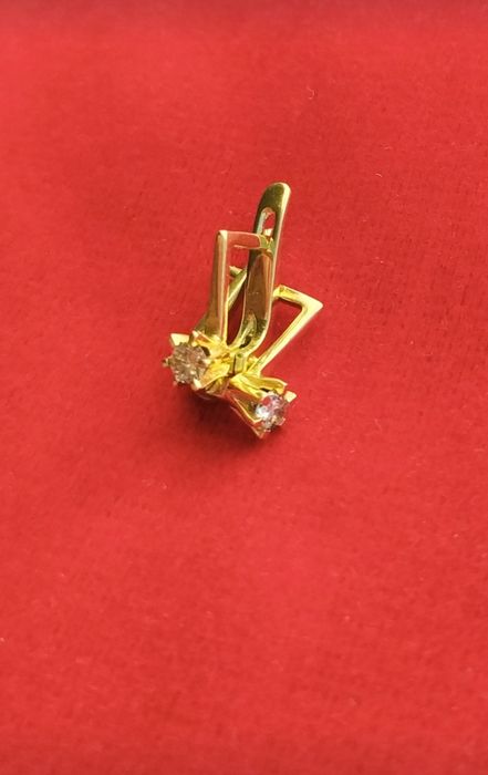 Серьги с бриллиантами , жёлтое золото, лимонное .