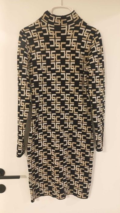 Вталена плътна рокля с дълъг ръкав Lamiar