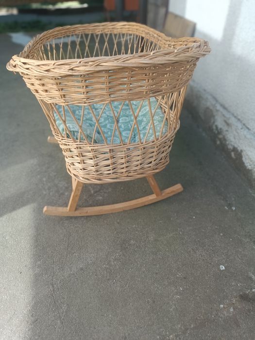 Плетен кош за бебе