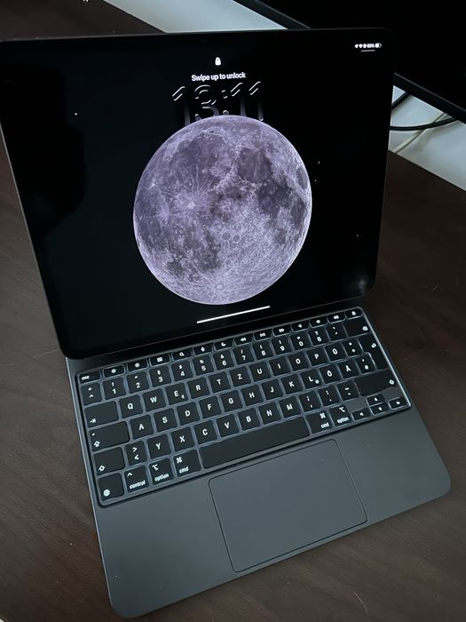 Apple iPad 13 inch Magic Keyboard