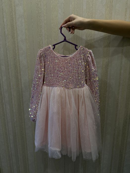 Нарядное платье с пайетками