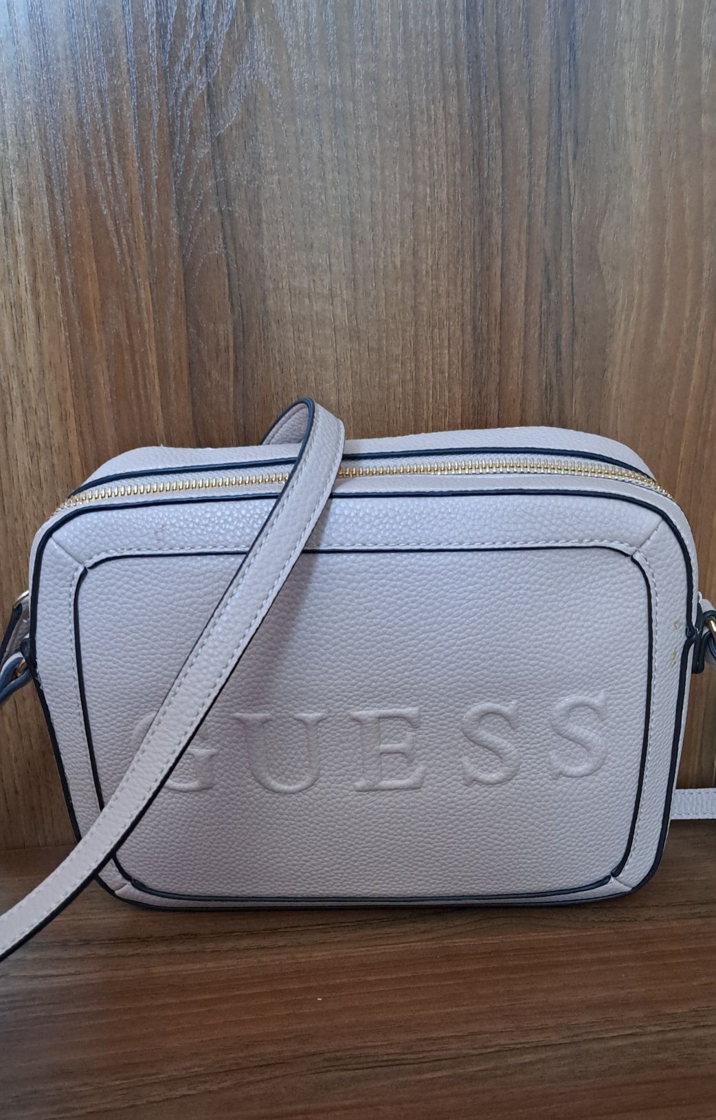 Сумка guess, покупалась в оригинальном магазине, бирка белая.