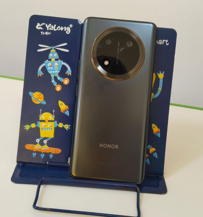 Продаю телефон honor x9c почти новейший.