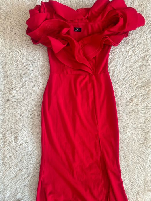 Червена дълга рокля