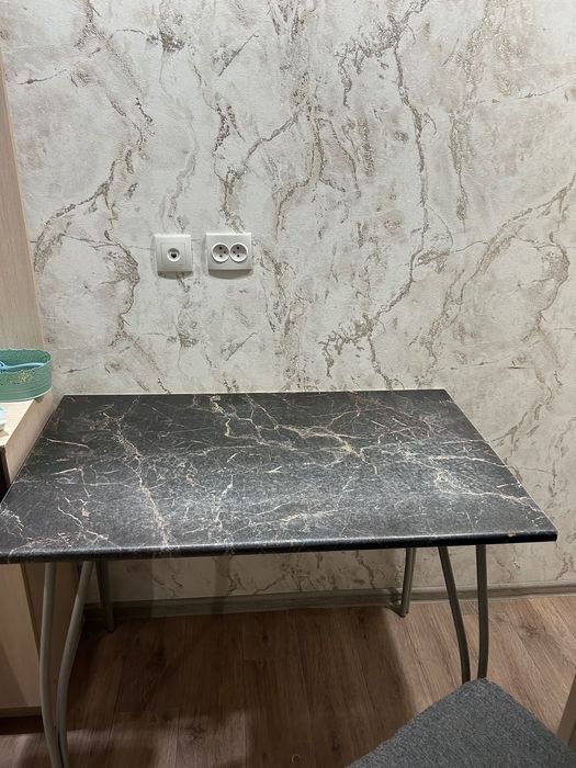 Стол комнатный с железными ножками