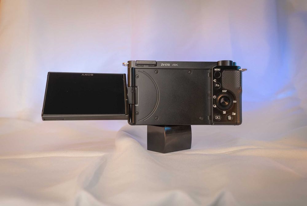 Продавам камера Sony ZV-E10 в ГАРАНЦИЯ + аксесоари