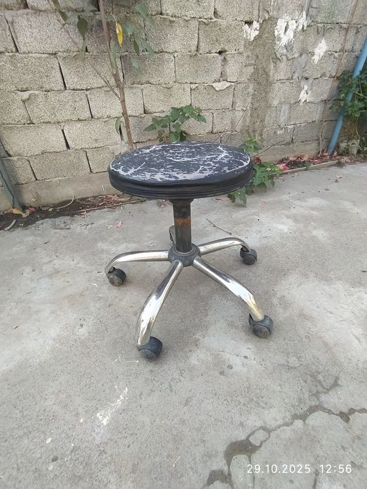 Продам стул на колёсиках. Медицинский,лабораторный.