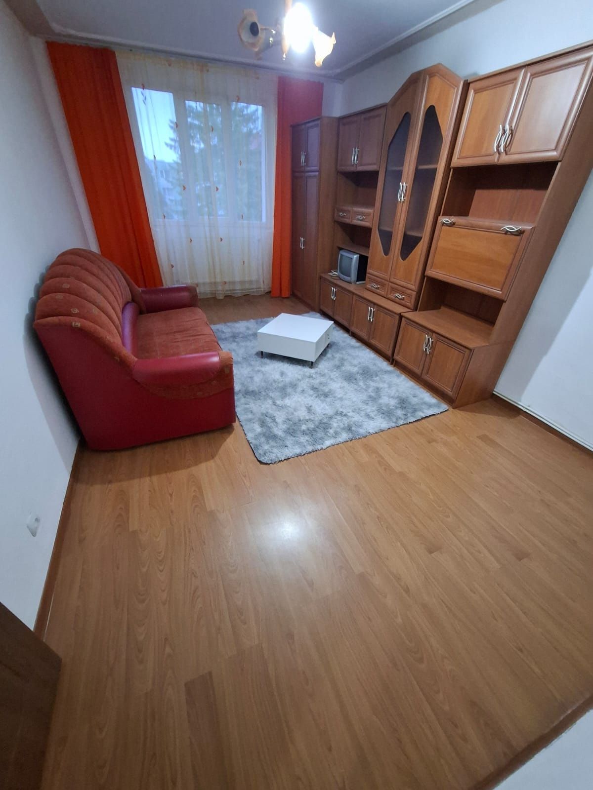Închiriez apartament  cu 2 camere zona centrala