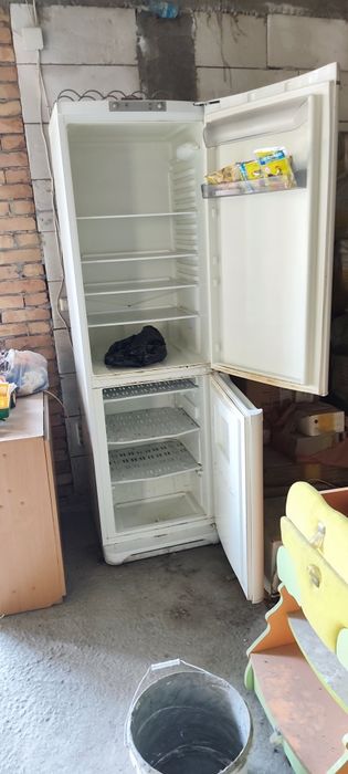 Холодилник двухкамерный  продам