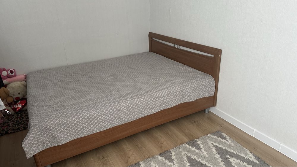 Продам кровать с матрасом